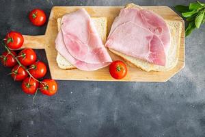 sandwich à la viande restauration rapide jambon porc saucisse repas frais nourriture collation sur la table copie espace nourriture