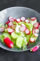 concombre de légumes radis salade, feuille de laitue repas sain frais collation alimentaire sur l'espace de copie de table photo