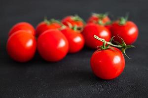 tomate cerise vert branche légume frais repas sain nourriture collation sur la table copie espace photo