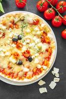 pizza aux légumes, fromage, sauce tomate, repas frais aux olives collation alimentaire sur la table copie espace nourriture photo