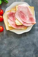 sandwich à la viande restauration rapide jambon porc saucisse repas frais nourriture collation sur la table copie espace nourriture photo