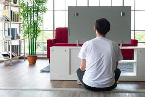 concept de travail à domicile. réunion d'un homme ou d'un homme d'affaires asiatique et vidéoconférence avec l'équipe au salon photo