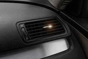 grille de conduit d'air ou déflecteur de chauffage ou de climatiseur dans le panneau avant de la voiture. photo