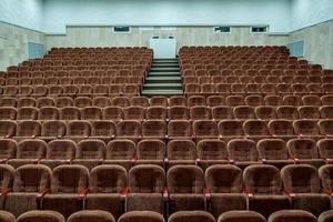 auditorium vide avec des sièges avant le début de la représentation photo