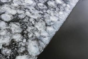 inondation au printemps. glace sur la moitié de la rivière. réveil de la nature photo