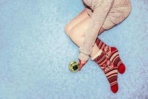 fille dans la neige avec une tasse de thé photo