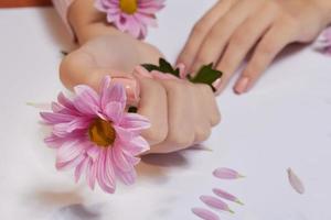 art de la mode soins de la peau des mains et des fleurs roses dans les mains des femmes photo