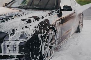 laver la mousse de savon blanc de la voiture avec un nettoyeur haute pression à l'extérieur