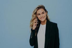 femme blonde parlant au téléphone avec ses proches photo