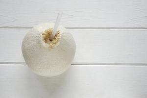 noix de coco fraîche avec paille photo