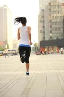 mode de vie sain fitness sports femme qui court sur la route de la ville