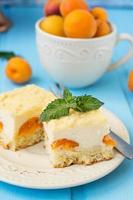 gâteau au fromage avec abricots, dessert d'été photo