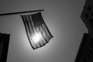 drapeau américain symbole américain sur la ville en noir et blanc