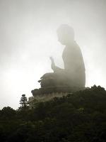 hongkong lantau island bouddha géant brumeux photo