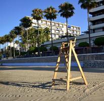 chaise solitaire sur la plage photo