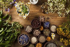 médecine alternative, herbes séchées et mortier sur fond de bureau en bois photo