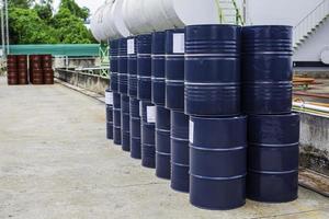 barils de pétrole bleu ou fûts chimiques empilés verticalement photo
