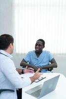 un médecin hospitalier examine les symptômes d'un patient hospitalisé photo