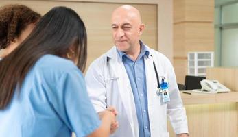 un professeur de médecine donne des conseils sur les examens des patients aux étudiants en médecine pratiquant photo