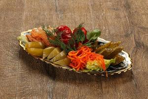 mélange de légumes marinés dans l'assiette photo