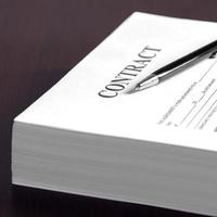 stylo sur les documents contractuels