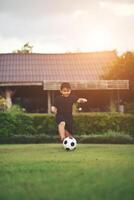 petit garçon jouant au football photo