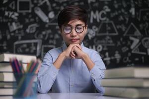 l'enseignant s'est assis en pensant à l'enseignement en classe photo