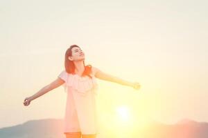 fille de beauté à l'extérieur en appréciant la nature. réveillez-vous le matin avec le style doux sunrise.dream. photo