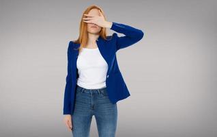 stressé, épuisé, jeune femme aux cheveux roux ayant une forte céphalée de tension. portrait en gros plan d'une belle fille malade souffrant de migraine à la tête, ressentant de la pression et du stress. image haute résolution photo