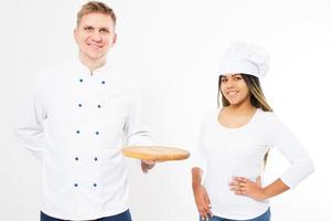 sourire noir femme et blanc hommes chefs cuisiniers tenir un plateau vide isolé sur fond blanc photo