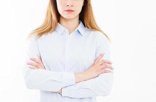 portrait recadré de femme d'affaires avec les bras croisés, fille en chemise. jeune manager confiant, concept de construction d'équipe, espace de copie photo