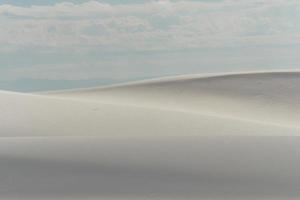 dunes de sable blanc et ombres de nuages photo