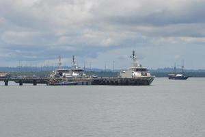 sorong, papouasie occidentale, indonésie, 2021. bateaux de patrouille navale amarrés au quai. photo