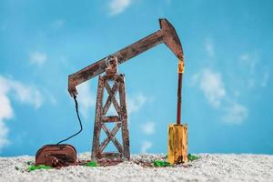 équipement de l'industrie pétrolière de la pompe à huile, forage pétrolier dans les champs pétrolifères du désert pour exporter du carburant photo