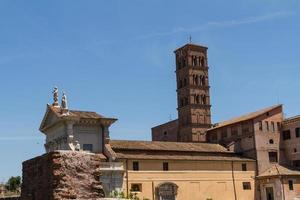 grande église au centre de rome, italie. photo