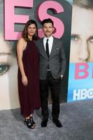 los angeles 7 février, naomi scott, adam scott à la première de la série hbo big little lies au théâtre chinois tcl le 7 février 2017 à los angeles, ca photo