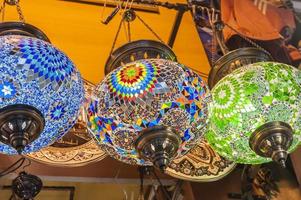 lampes ornées suspendues à un marché