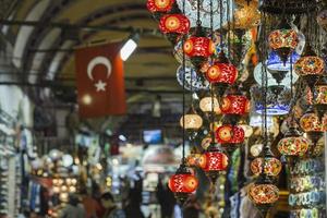 Diverses vieilles lampes sur le grand bazar à Istanbul photo