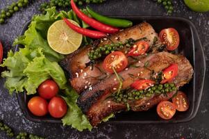 steak de porc garni de graines de sésame blanc et de poivre frais. photo