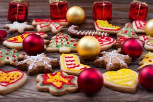 biscuits de noël sur une table en bois marron. vue de dessus et maquette. photo