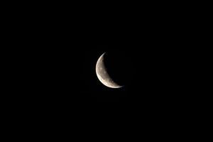 lune sur fond noir. lune décroissante en gros plan du ciel. satellite terrestre. photo