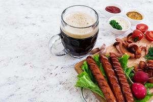 bière avec saucisses et épices photo