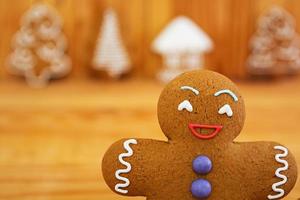 Biscuits de pain d'épice de Noël sur fond de bois photo