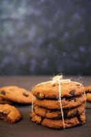 biscuits au chocolat sur fond de bois foncé