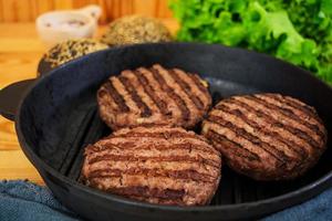 ingrédients pour hamburger. viande de bœuf cuite sur le gril photo