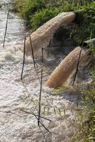 l'eau s'écoule des deux égouts dans le canal. photo