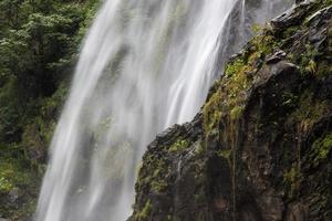 fermer les rochers de la cascade. photo