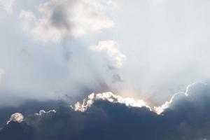 les nuages obscurcissaient la lumière. photo