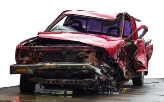 isoler la voiture rouge a été démolie. photo