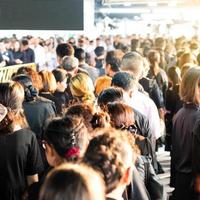 derrière la foule, de nombreuses personnes en deuil. photo